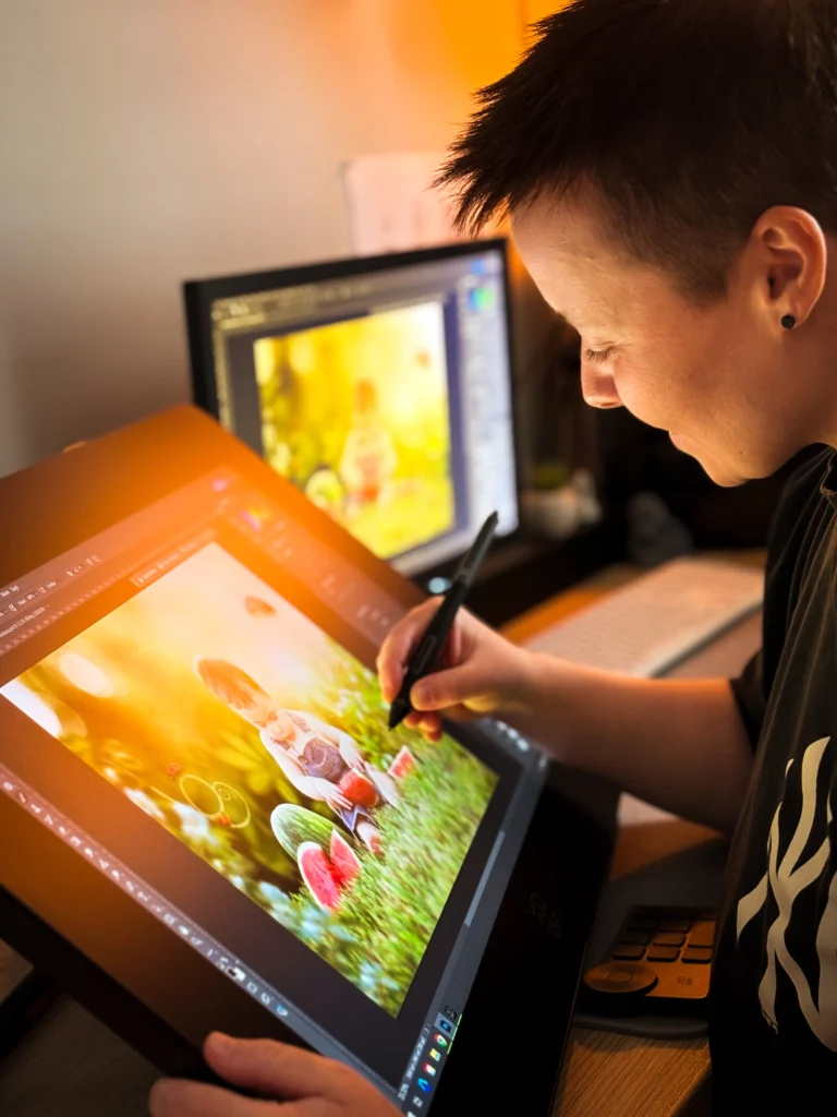 Eszter, a Wondereal Studio alapítója grafikus tableten kézzel szerkeszti a fantáziafotót