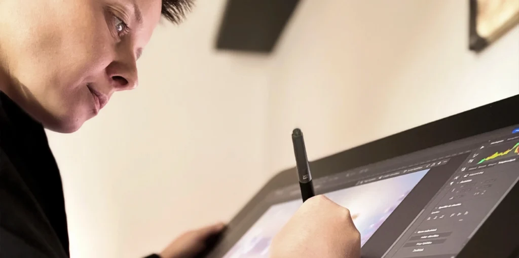 Grafikus digitális rajztáblán szerkeszt egy személyre szabott Wondereal mesekönyvet